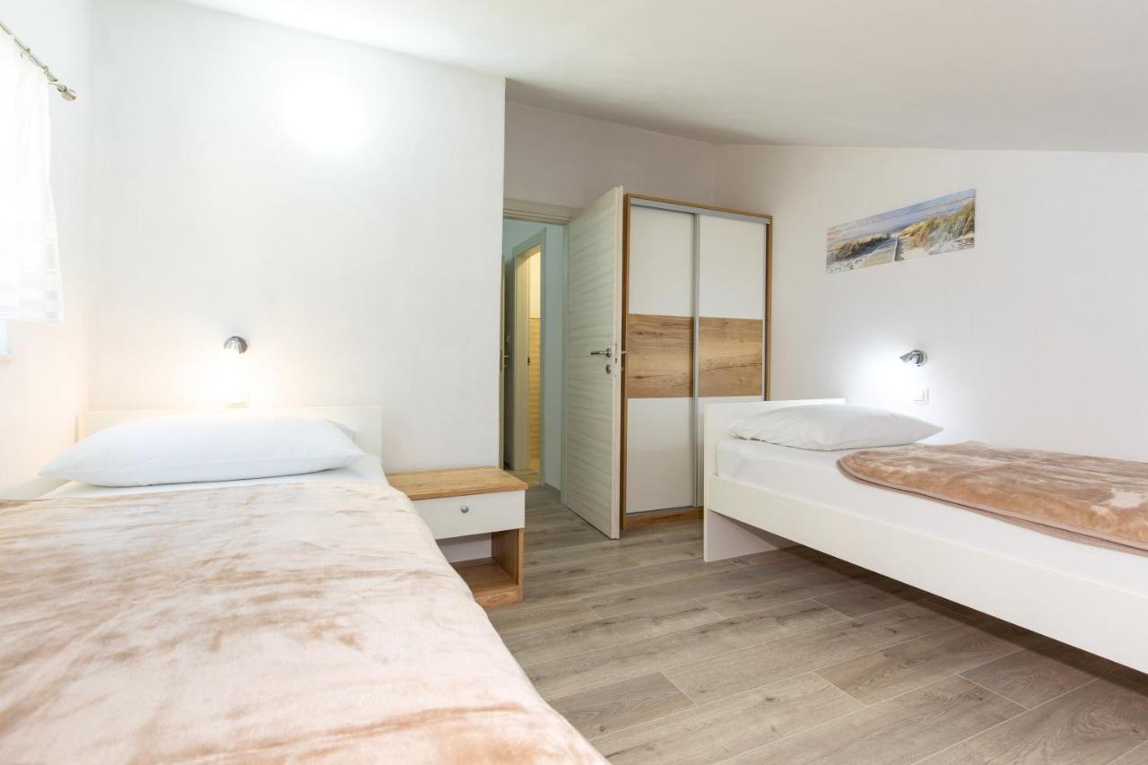 Apartments Augustinovic Baška Екстериор снимка