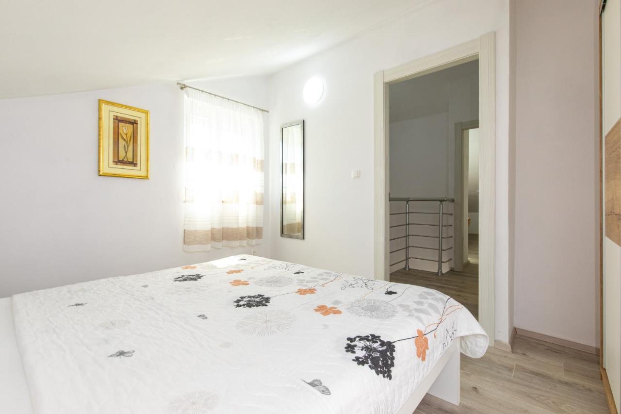 Apartments Augustinovic Baška Екстериор снимка
